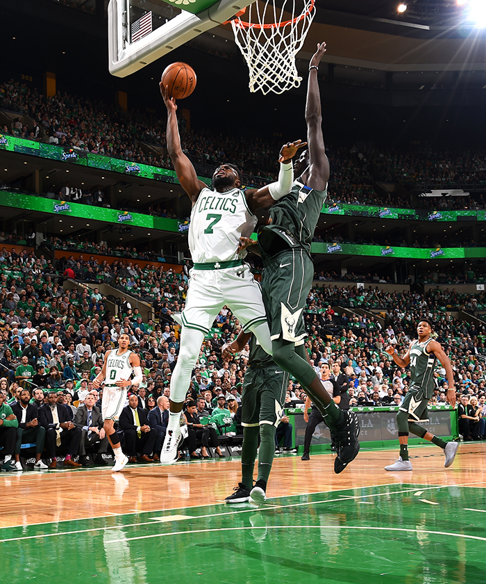  字母哥暴扣绝杀雄鹿主场擒下凯尔特人